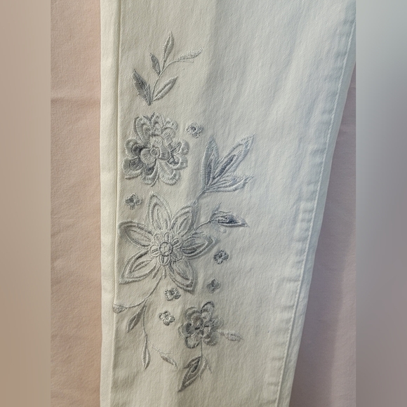 NWT DG2 Jeans with Embroidered Accents Size 6 - Picture 5 of 15